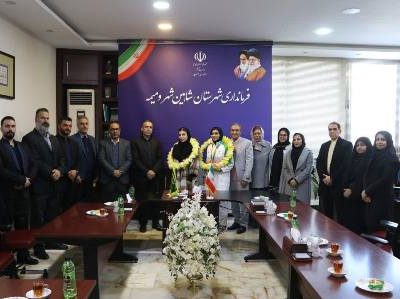 تجلیل فرماندارشهرستان شاهین شهر ومیمه از دو مقام آور مسابقات پار اسیایی