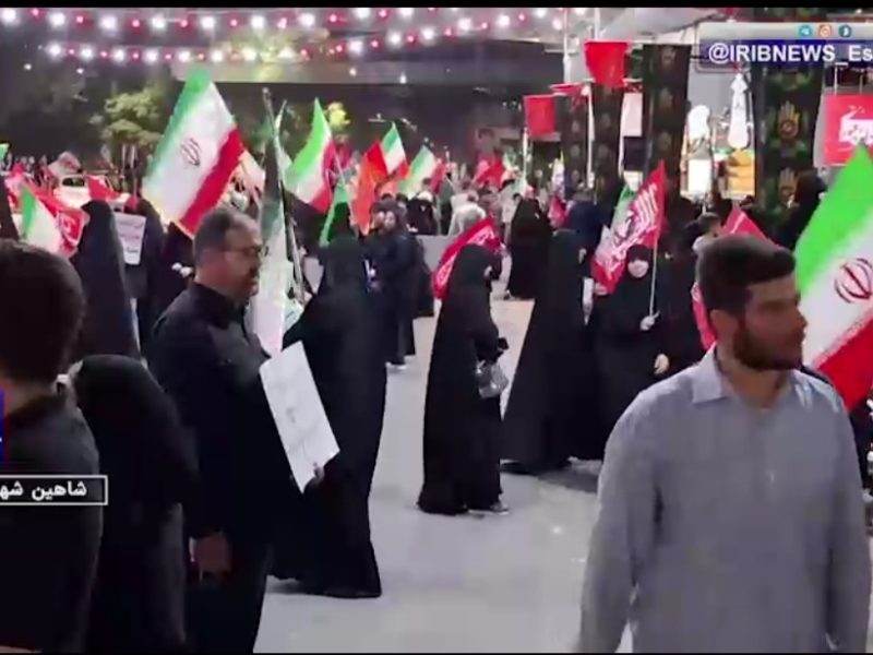 📌تجمع شبانه مردم در ستایش رهبر شهید و تجلی وحدت ملی