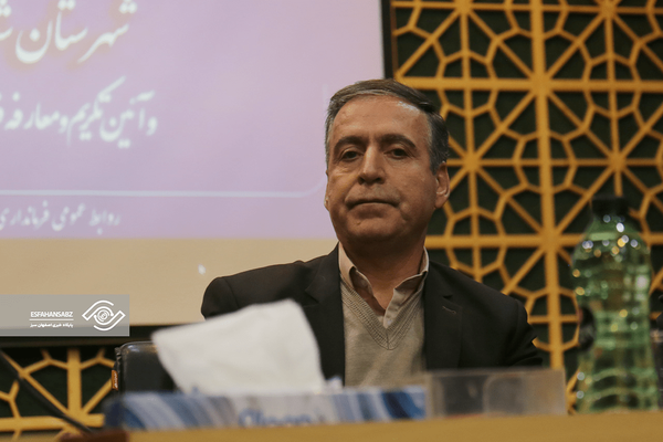 📌ابهام در آمار آلاینده‌های شاهین‌شهر؛ اسدی فرماندار از پاسخ به جزئیات انتشار گازهای سمی خودداری کرد